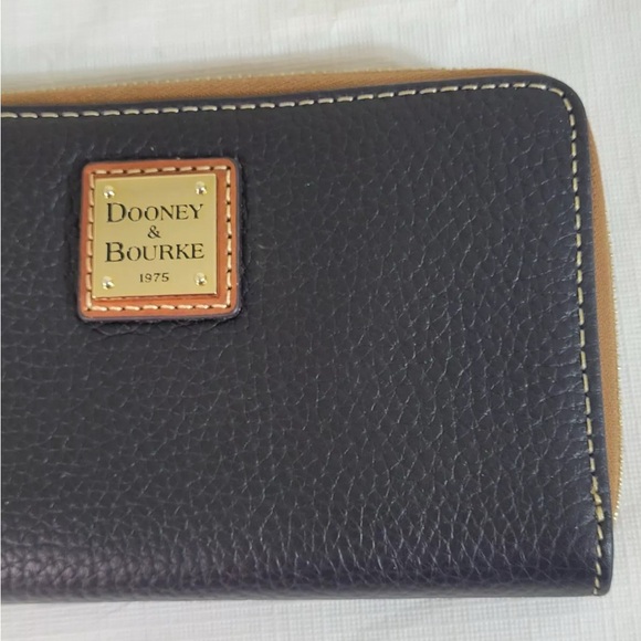 NWT! Dooney & Bourke Black & Brown Leather Zip Around Wristlet/Wallet - Picture 2 of 6